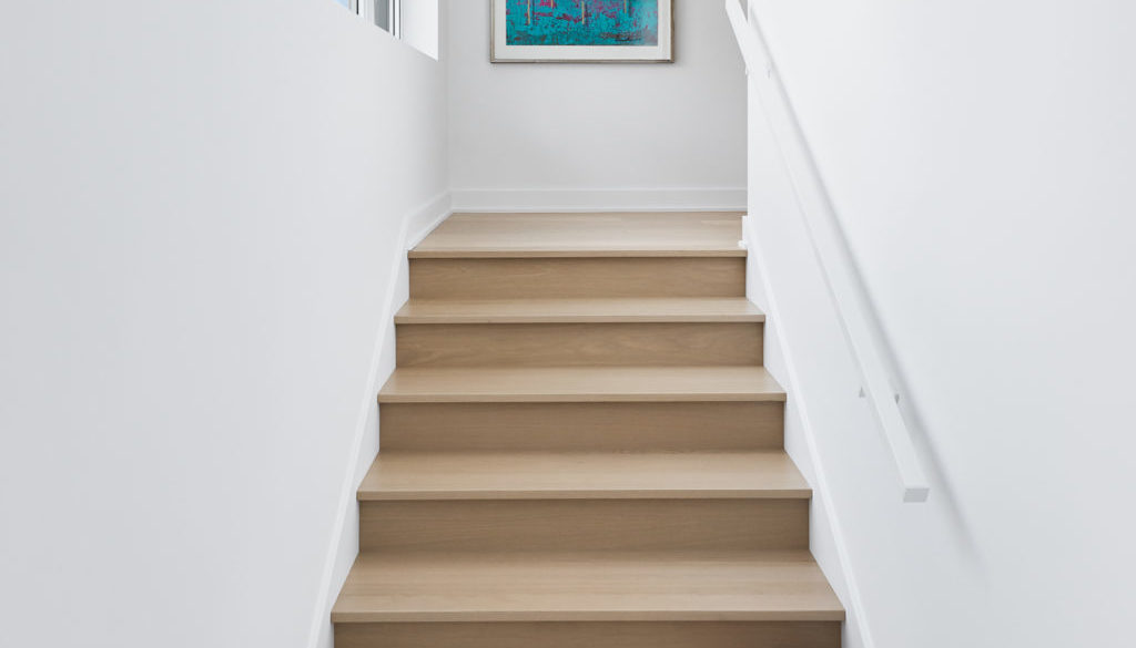 Escalier fermé chêne blanc logo