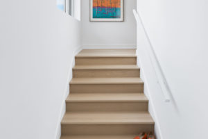 Escalier fermé chêne blanc logo