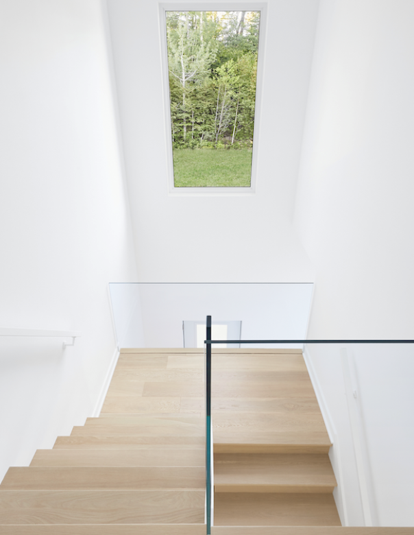 Escalier ouvert avec garde-corps en verre